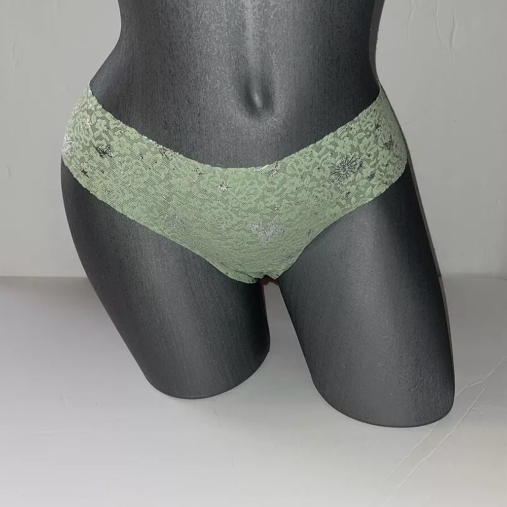 Victoria’s Secret Pink No Show Lace Thong Panty. NWT